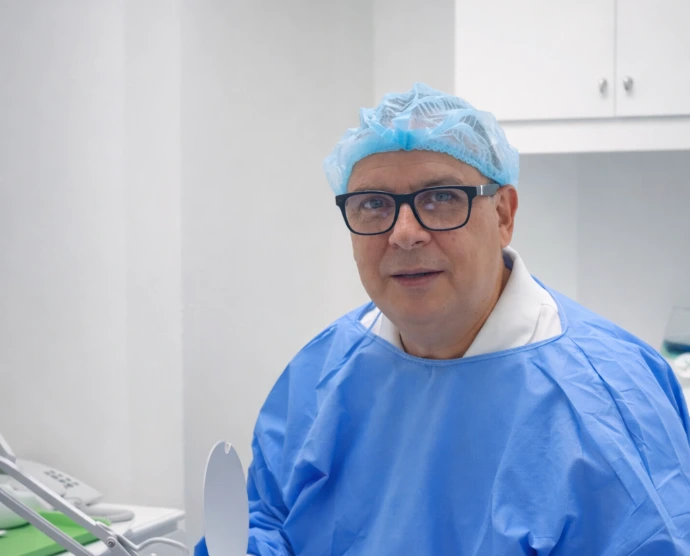 Podólogo profesional usando instrumentos adecuados y usando uniforme de higiene para procedimientos seguros.